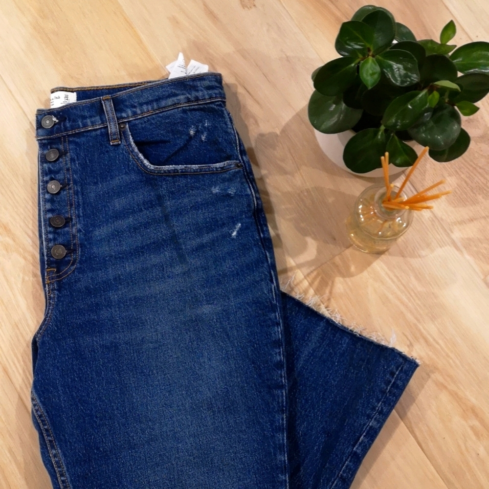 NWOT Abercrombie Kick Flare Crop